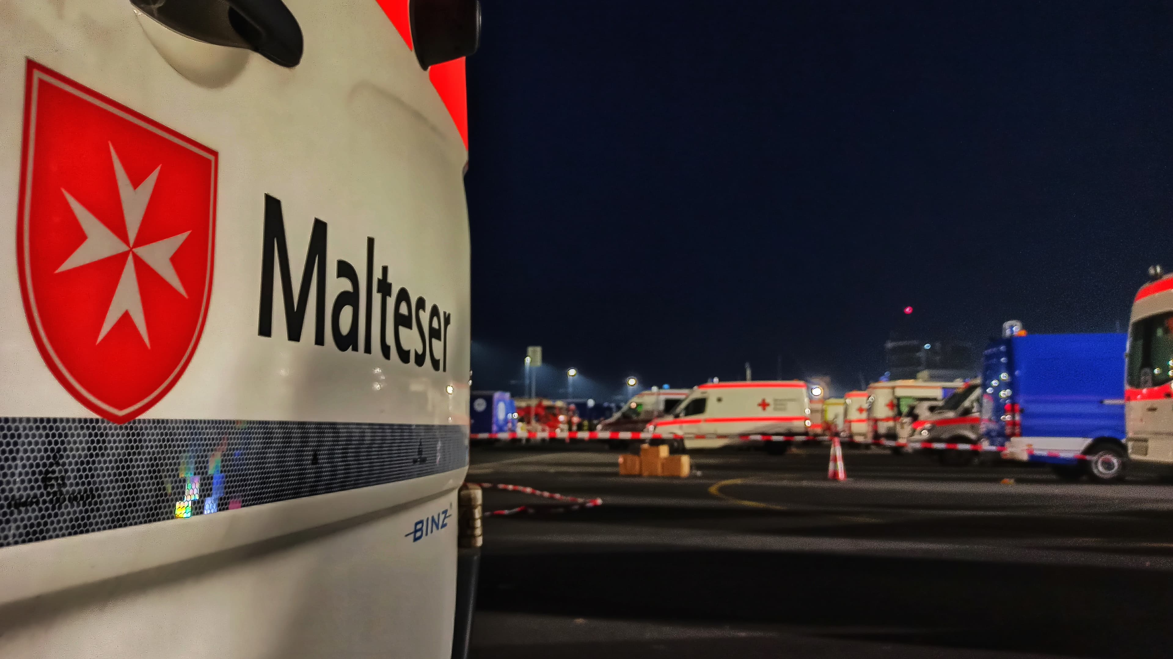 Malteser Einsatzfahrzeug Ahrtal-Einsatz bei Nacht