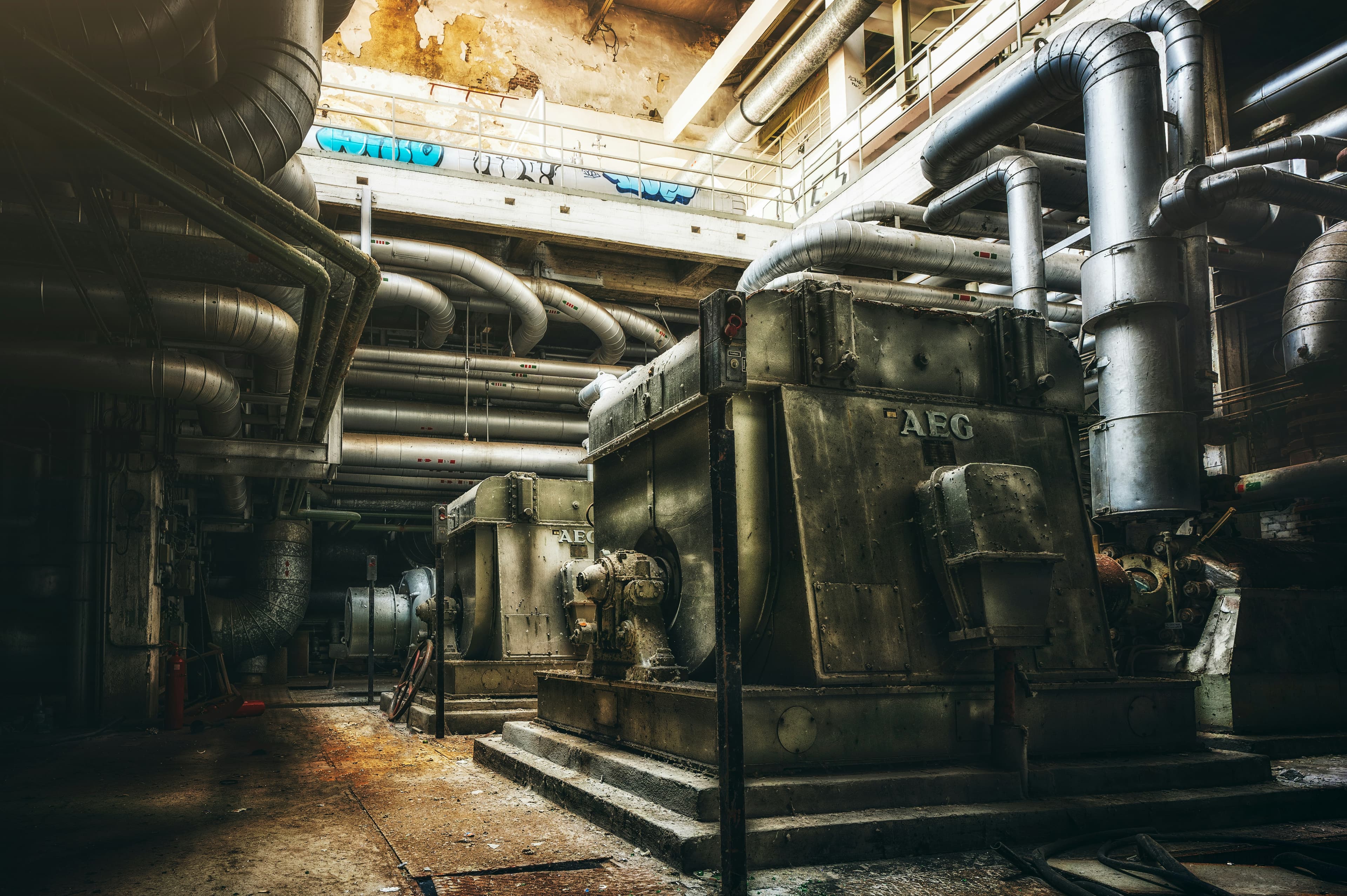 Verlassene Industrieanlage mit alten AEG-Generatoren — Symbol für veraltete Notstrominfrastruktur